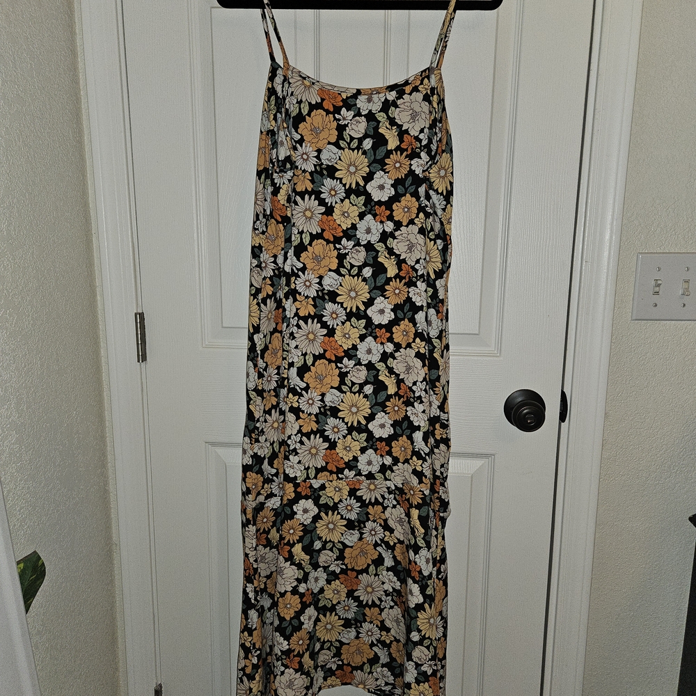 Chic Floral Maxi Dress in Black and Cream